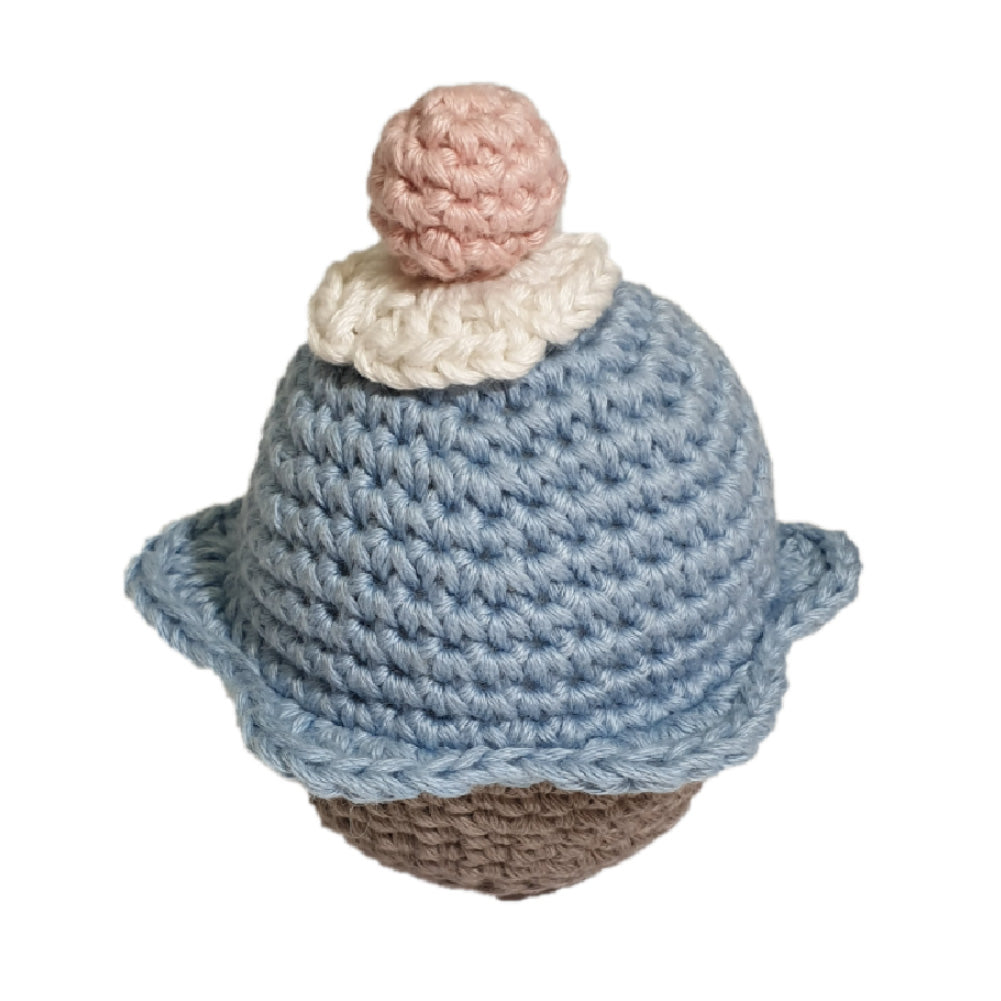 cup cake design. needle cushion  -made by LaPace  organic cotton yarn. blue, pink, brown, white.